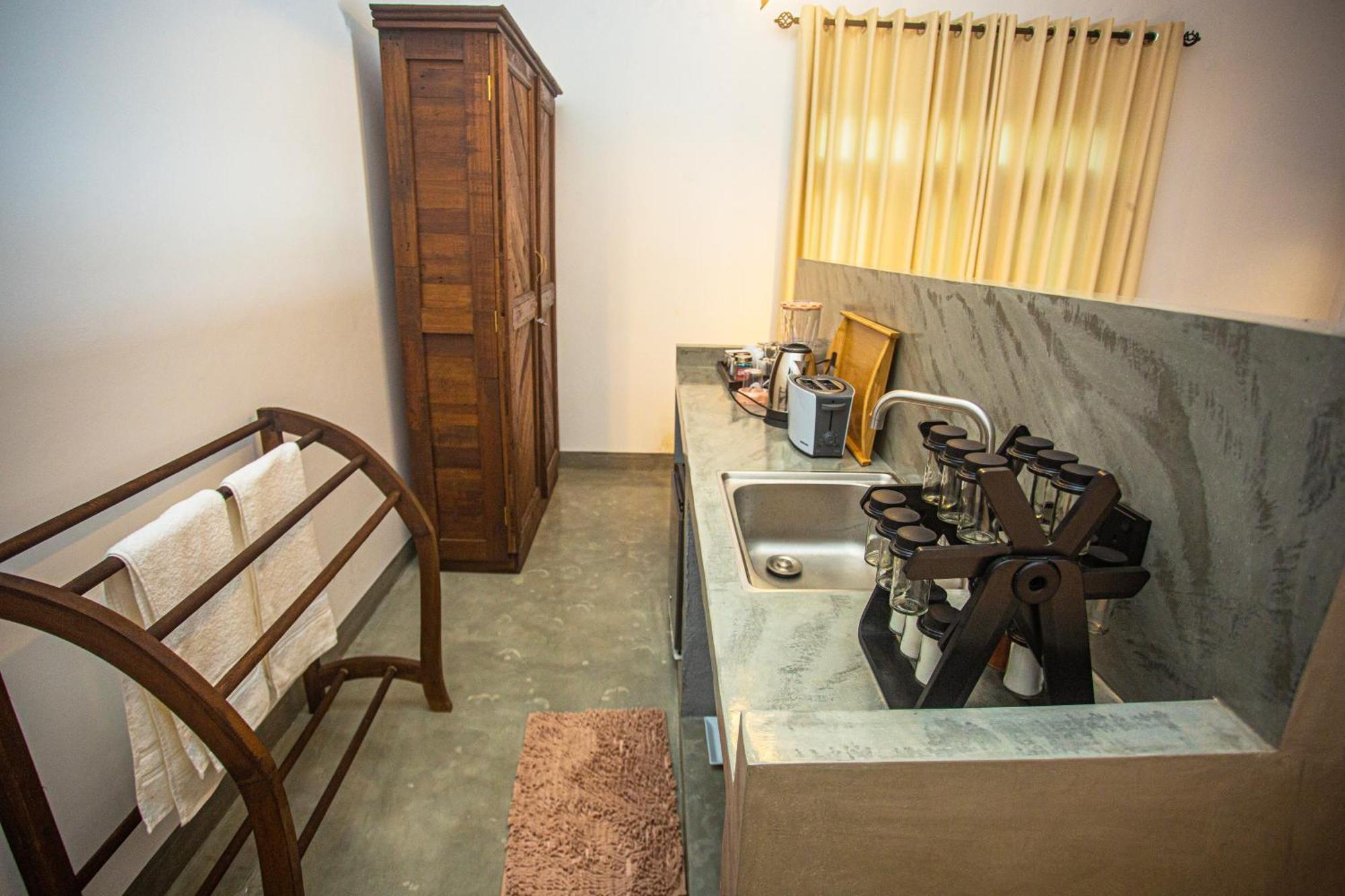Aki Luna Lagoon Resort Hikkaduwa Eksteriør bilde